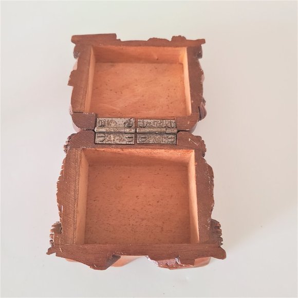 Hand carved Honduras wooden chest/trinket box. - Picture 7 of 9